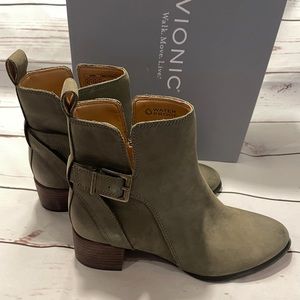 👢VIONIC BOOTS 👢 BNWT, Sienna Olive ,waterproof NBK ,size 6M !!